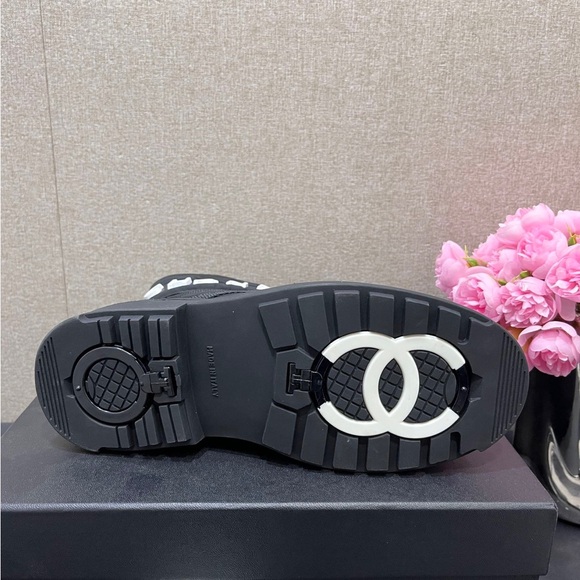 CHANEL Women's Black Quilted Winter Boots - Picture 10 of 10